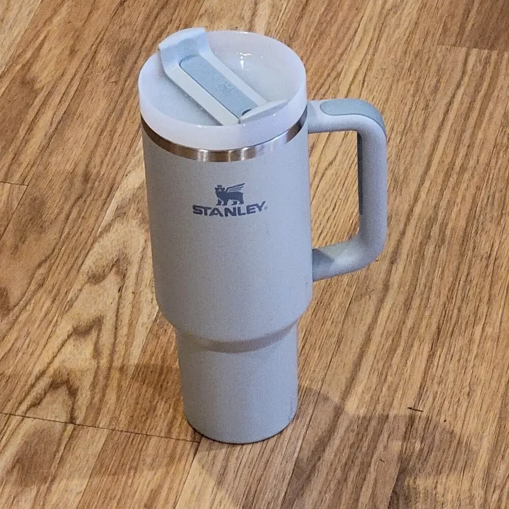Stanley Quencher Tumbler 40oz Gray New, no tags.